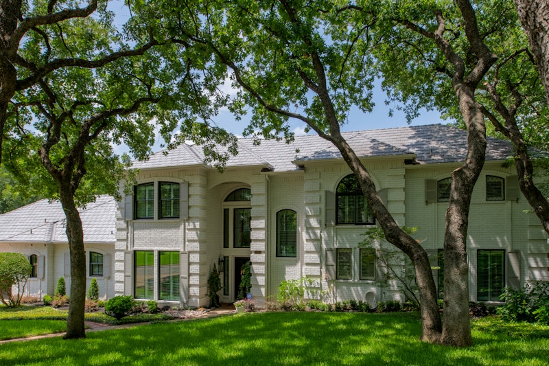 Image of Andersen windows on Arlington, Texas home. Photo by Brennan.